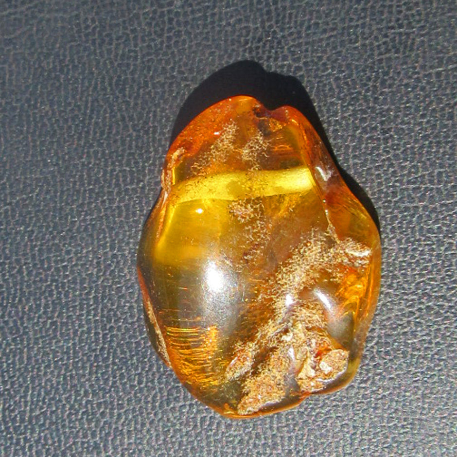 Poliertes Bernsteinstück von der Ostsee-Insel, Unikat