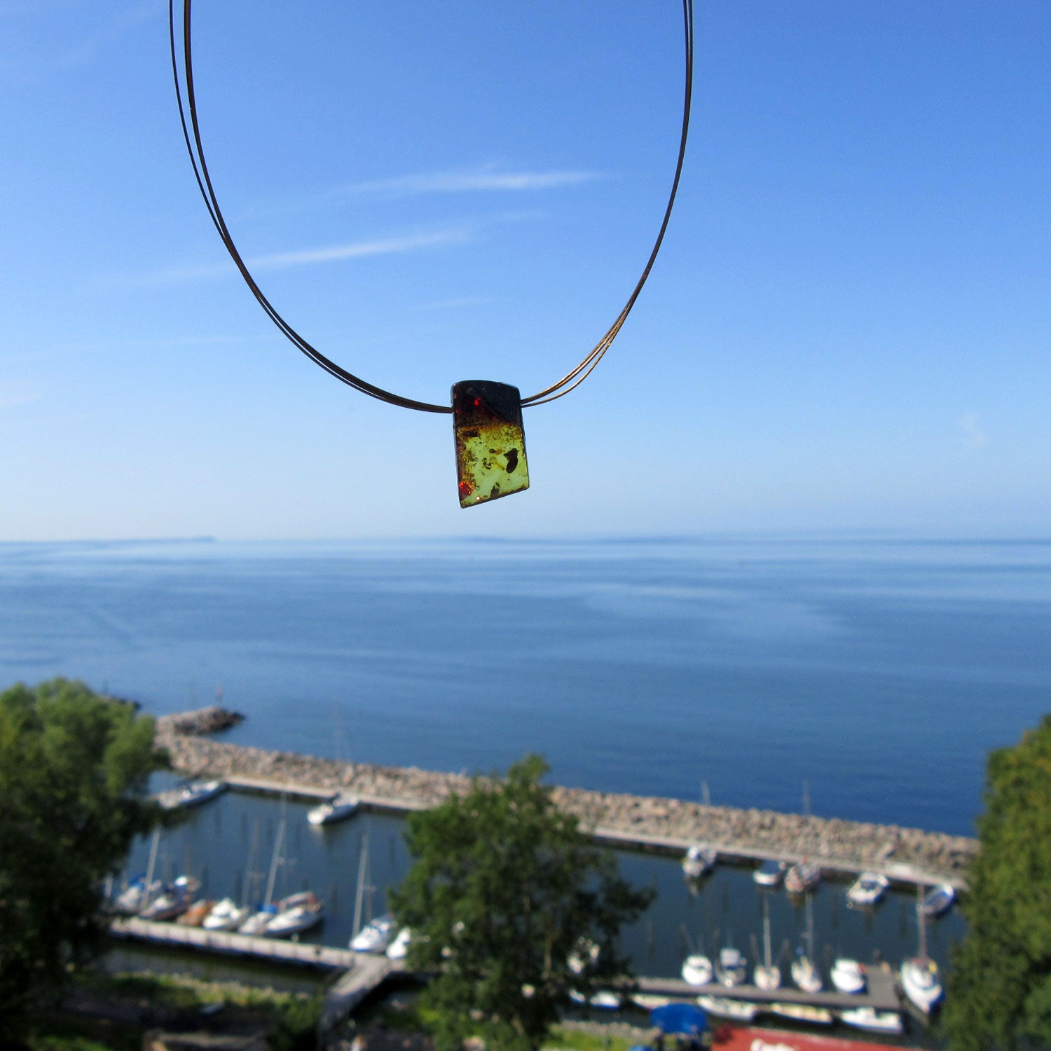 Poliertes Bernsteinstück, geschliffen und gebohrt, Unikat