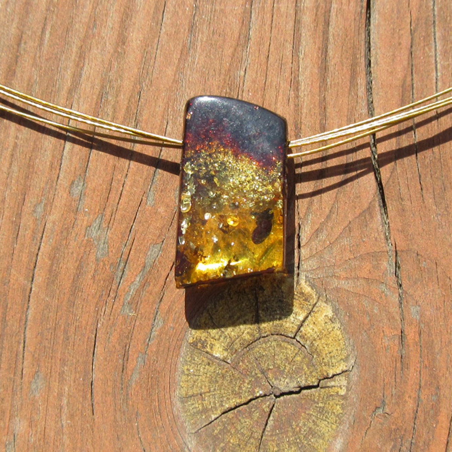 Poliertes Bernsteinstück, geschliffen und gebohrt, Unikat