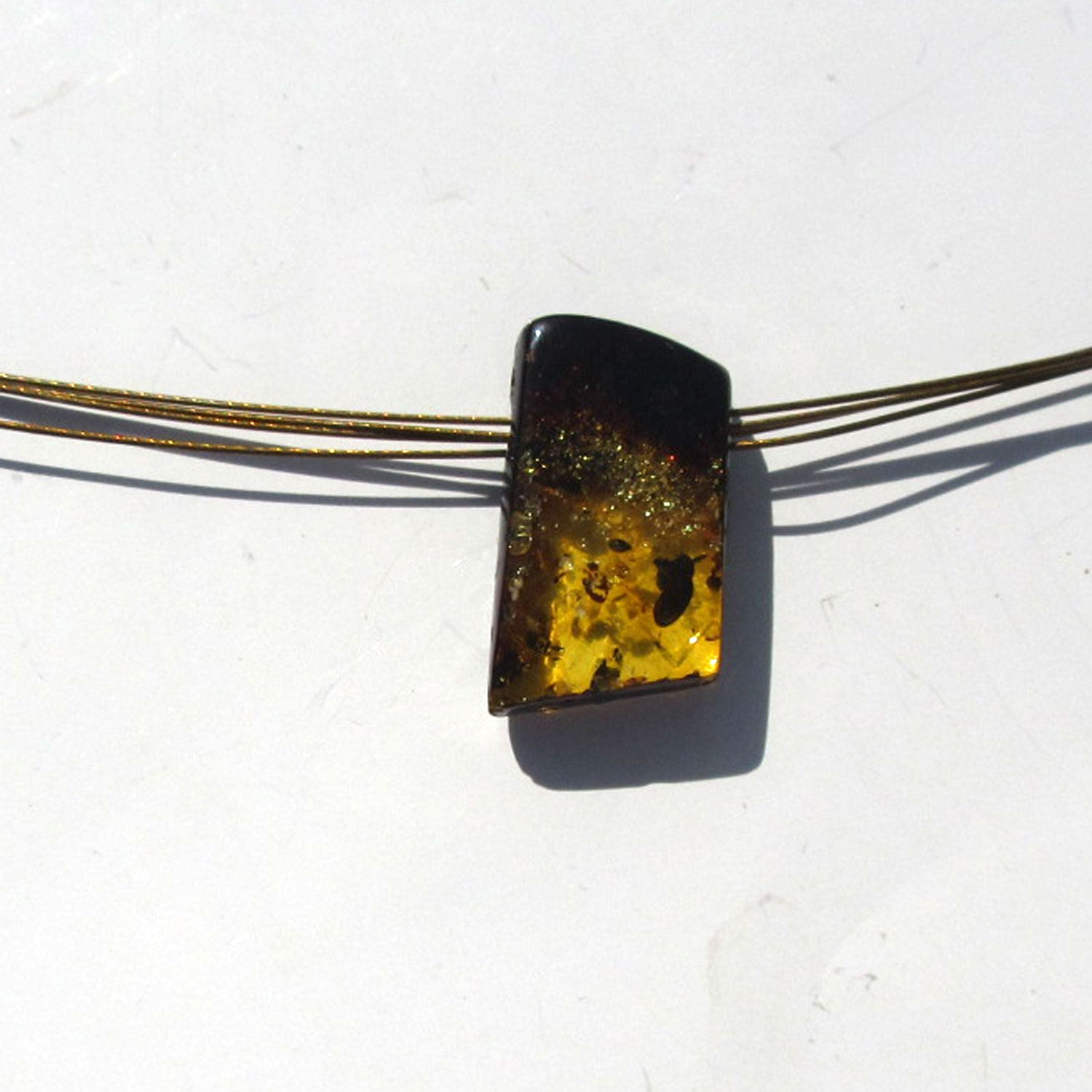 Poliertes Bernsteinstück, geschliffen und gebohrt, Unikat