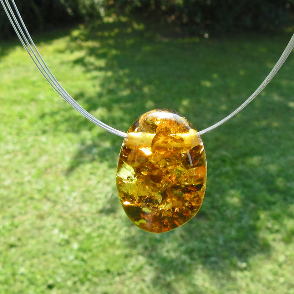 Einmaliger Bernsteintropfen mit Bohrung und Einschlüssen