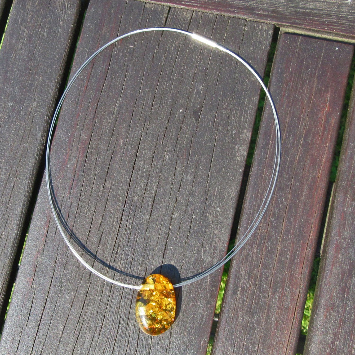 Einmaliger Bernsteintropfen mit Bohrung und Einschlüssen