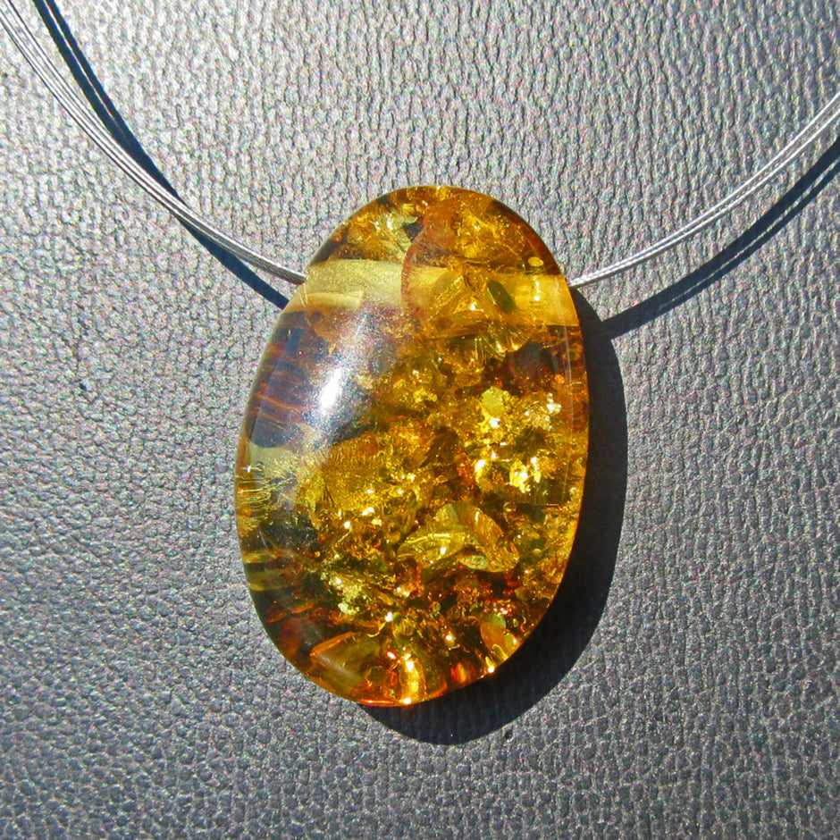 Einmaliger Bernsteintropfen mit Bohrung und Einschlüssen