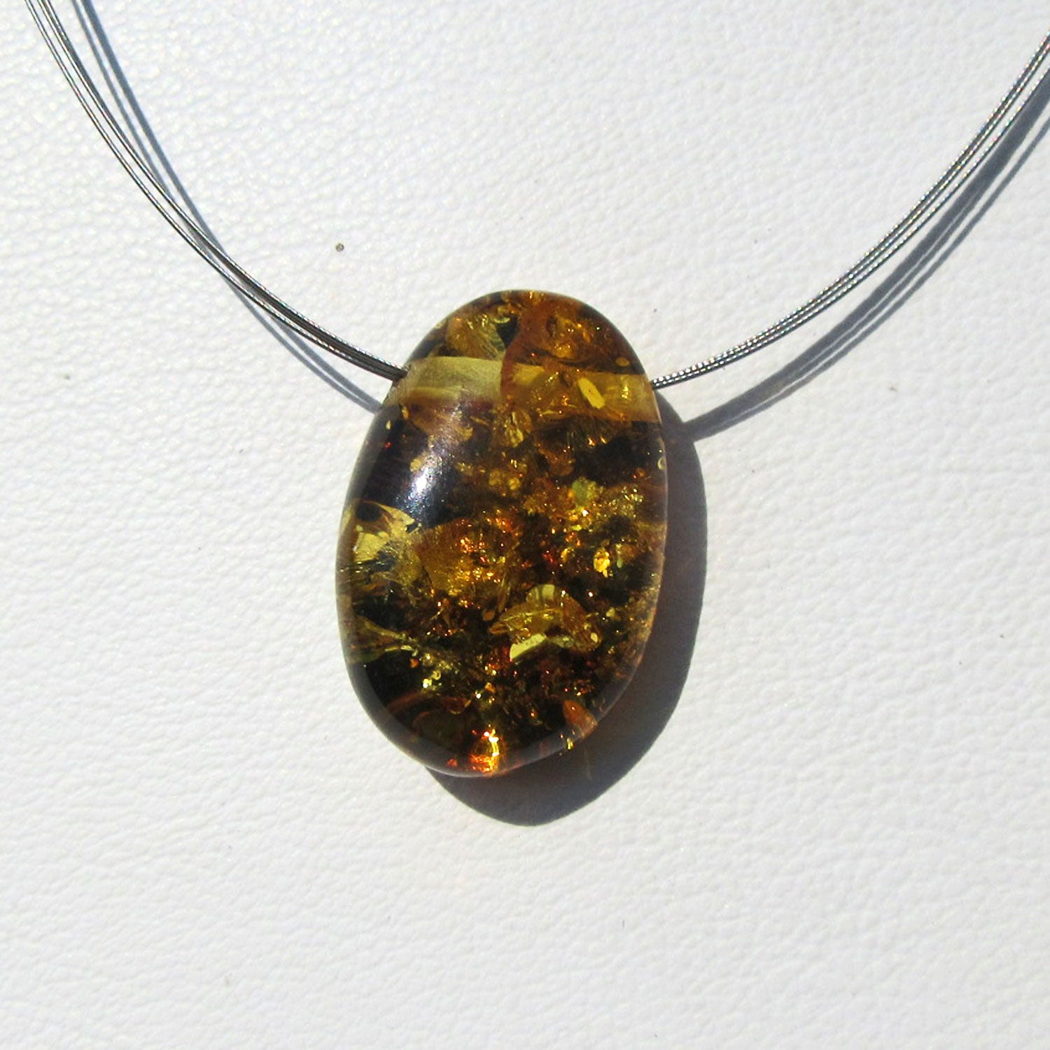 Einmaliger Bernsteintropfen mit Bohrung und Einschlüssen