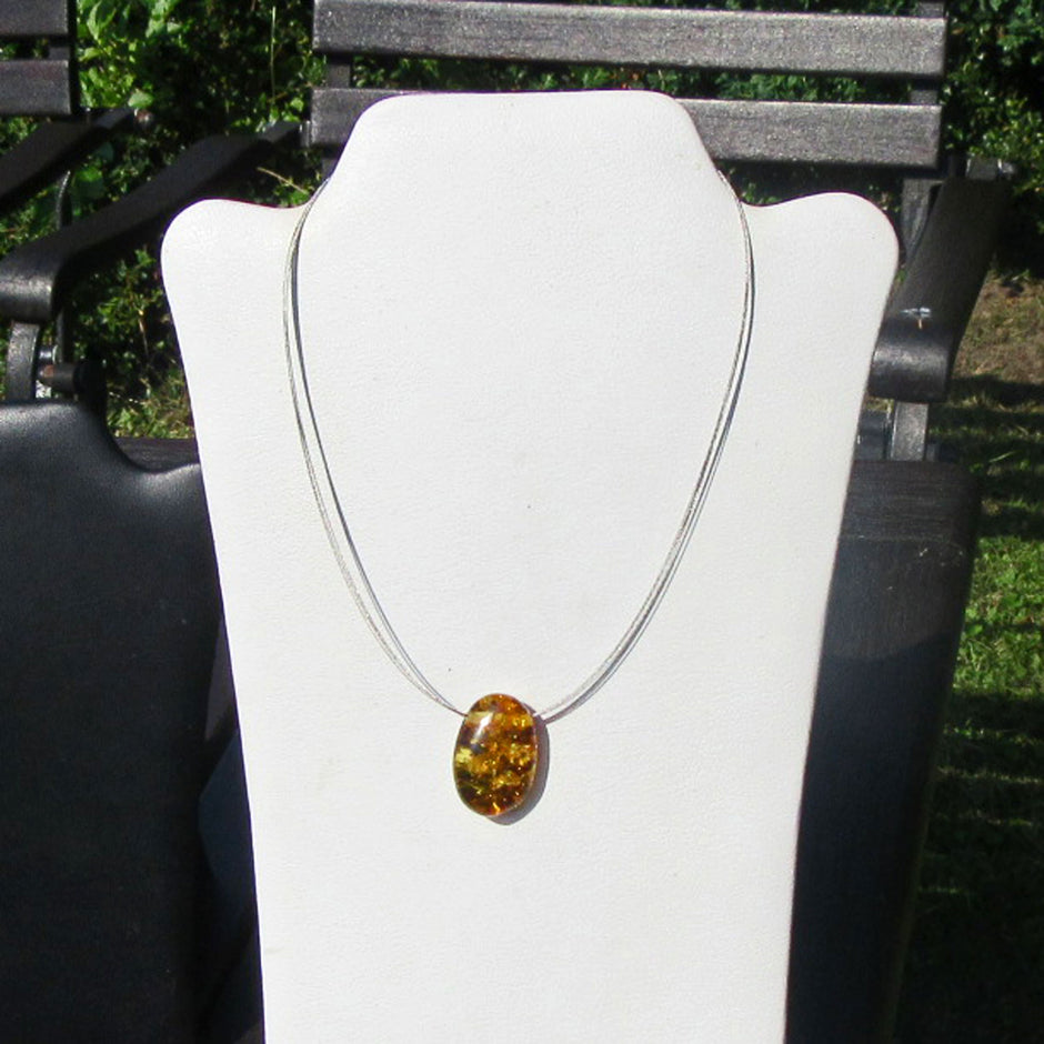 Einmaliger Bernsteintropfen mit Bohrung und Einschlüssen