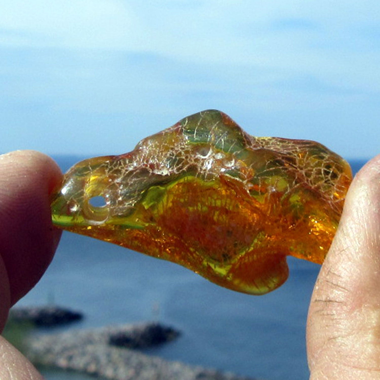 Einzelstück: Geschliffenes, grünes Bernsteinstück mit Bohrung