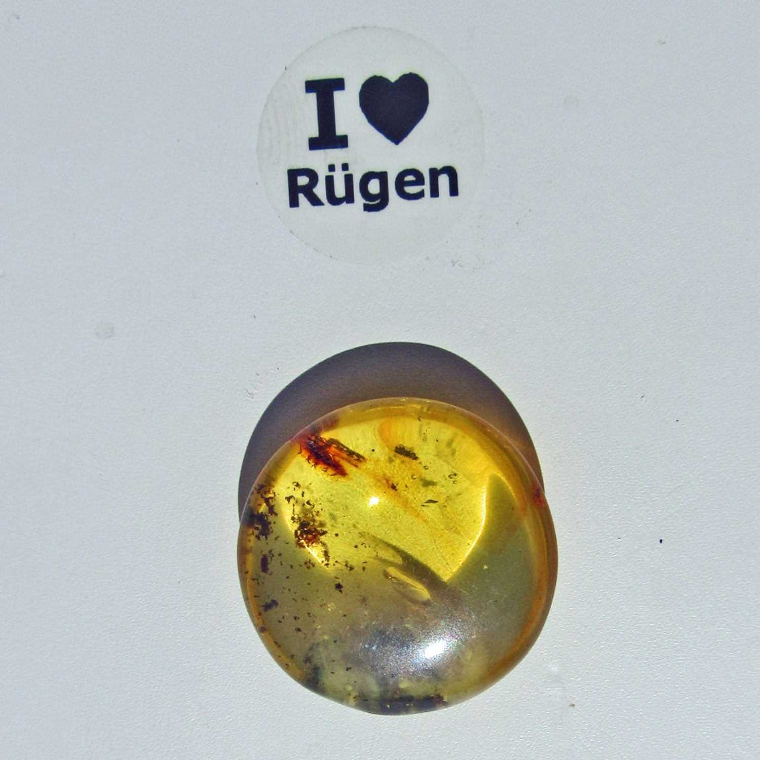 Einzelstück Bernsteinstück, poliert mit Einschlüssen