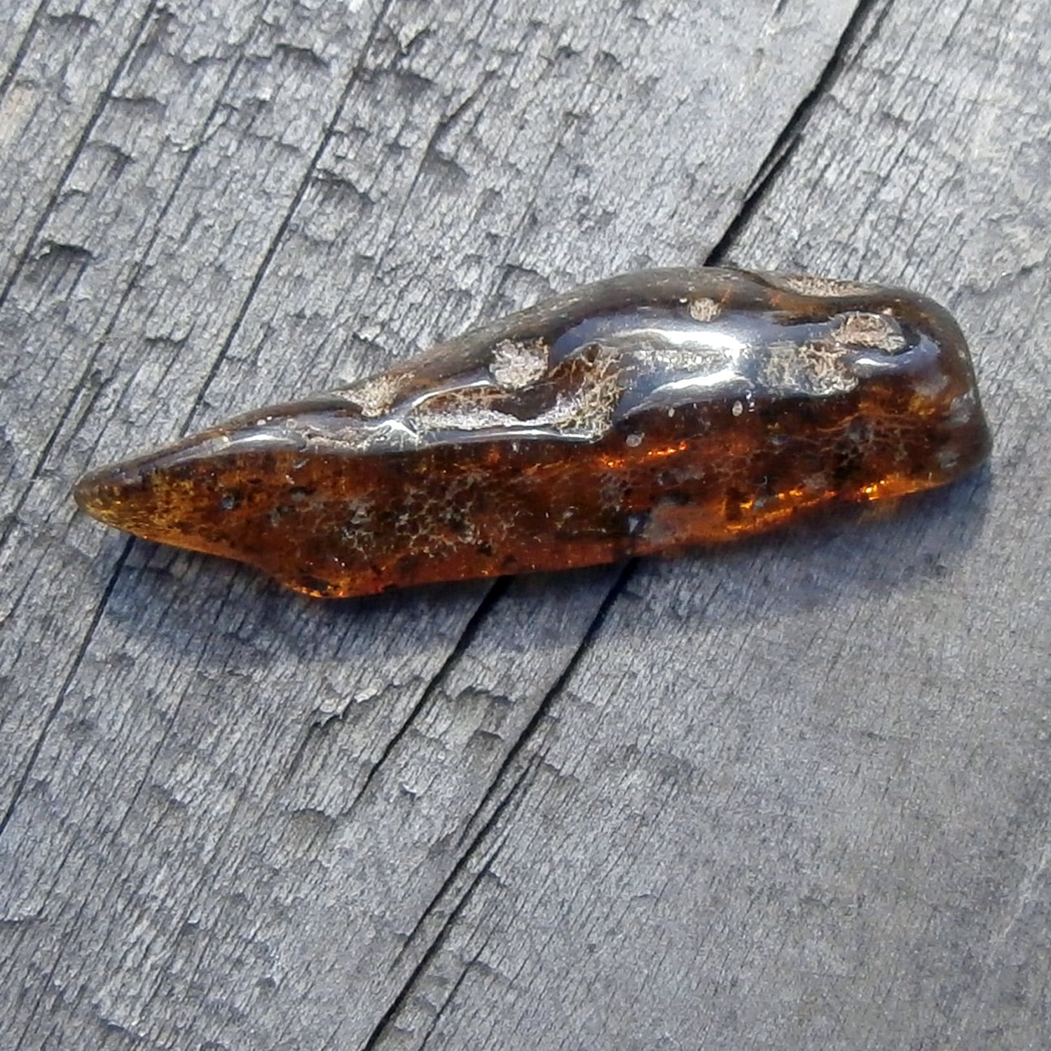 Poliertes Bernsteinstück, durchscheinend, 44 mm