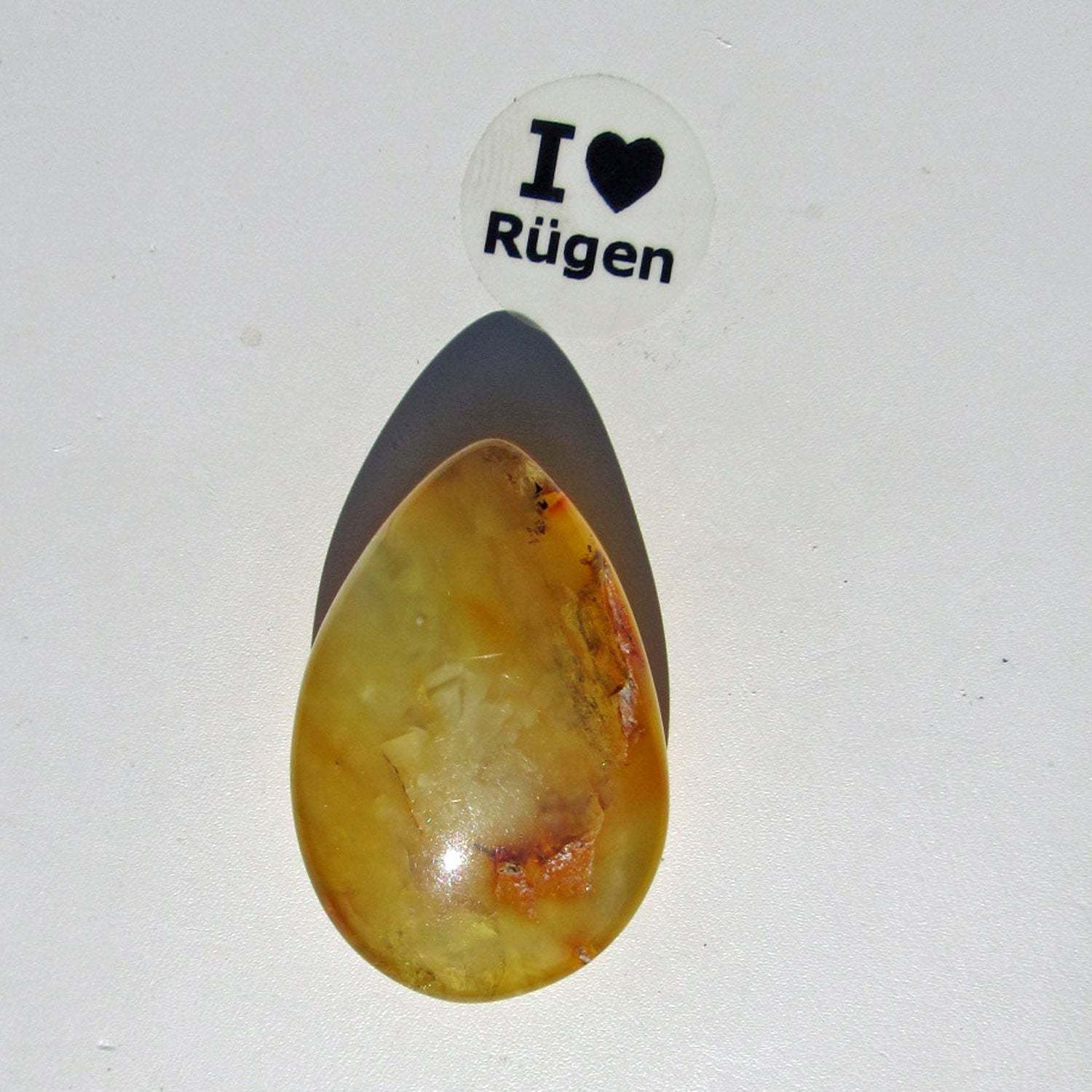 Poliertes Bernsteinstück von der Ostsee-Insel Rügen