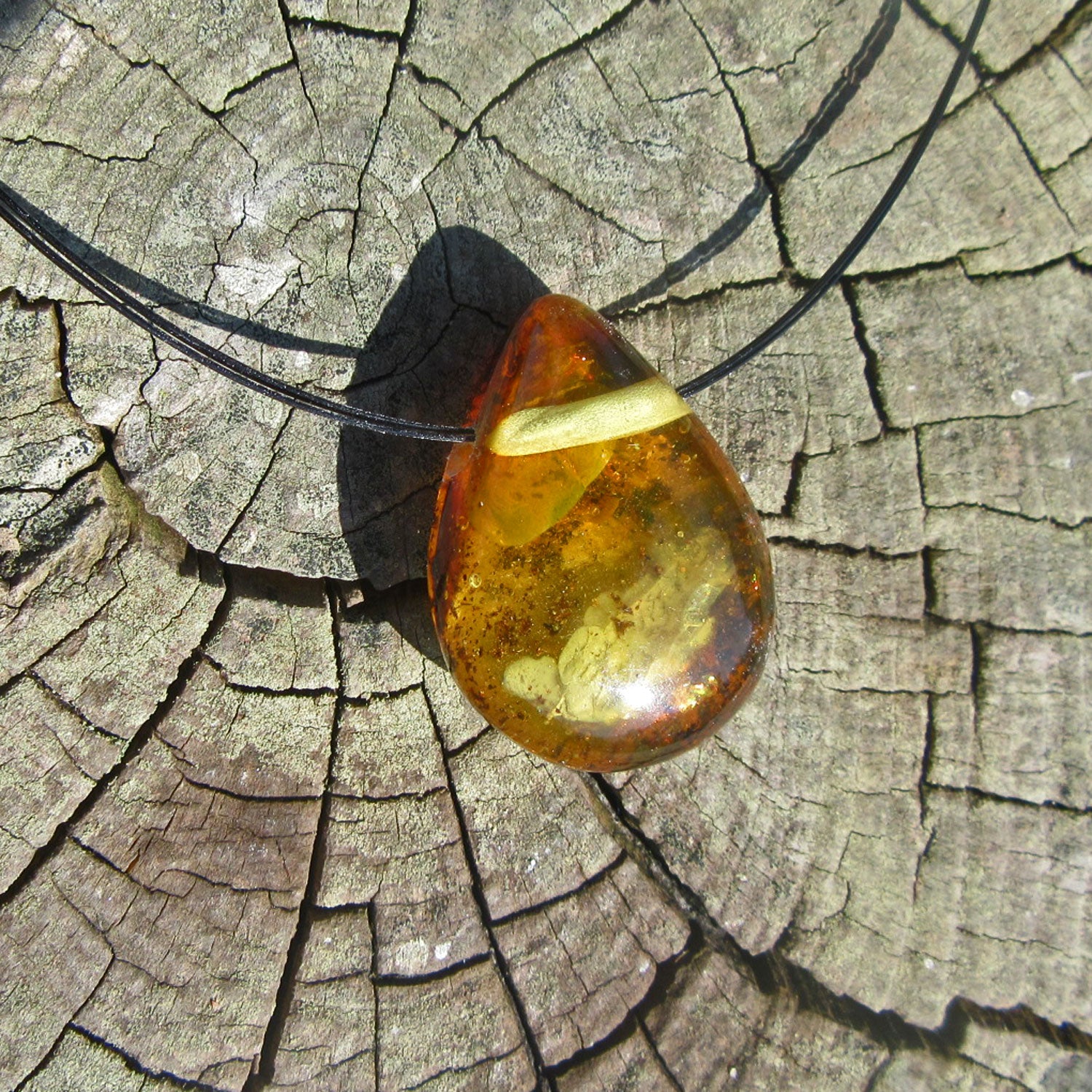 Einzigartiges Bernsteinstück in Tropfenform mit Bohrung