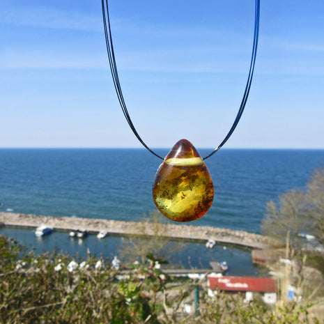 Einzigartiges Bernsteinstück in Tropfenform mit Bohrung