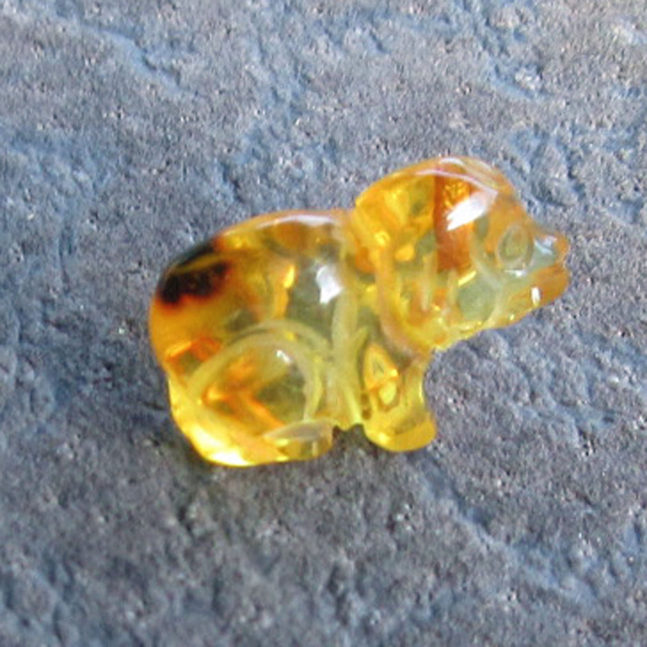 Welpe aus Bernstein – ein Unikat von der Ostsee-Insel Rügen