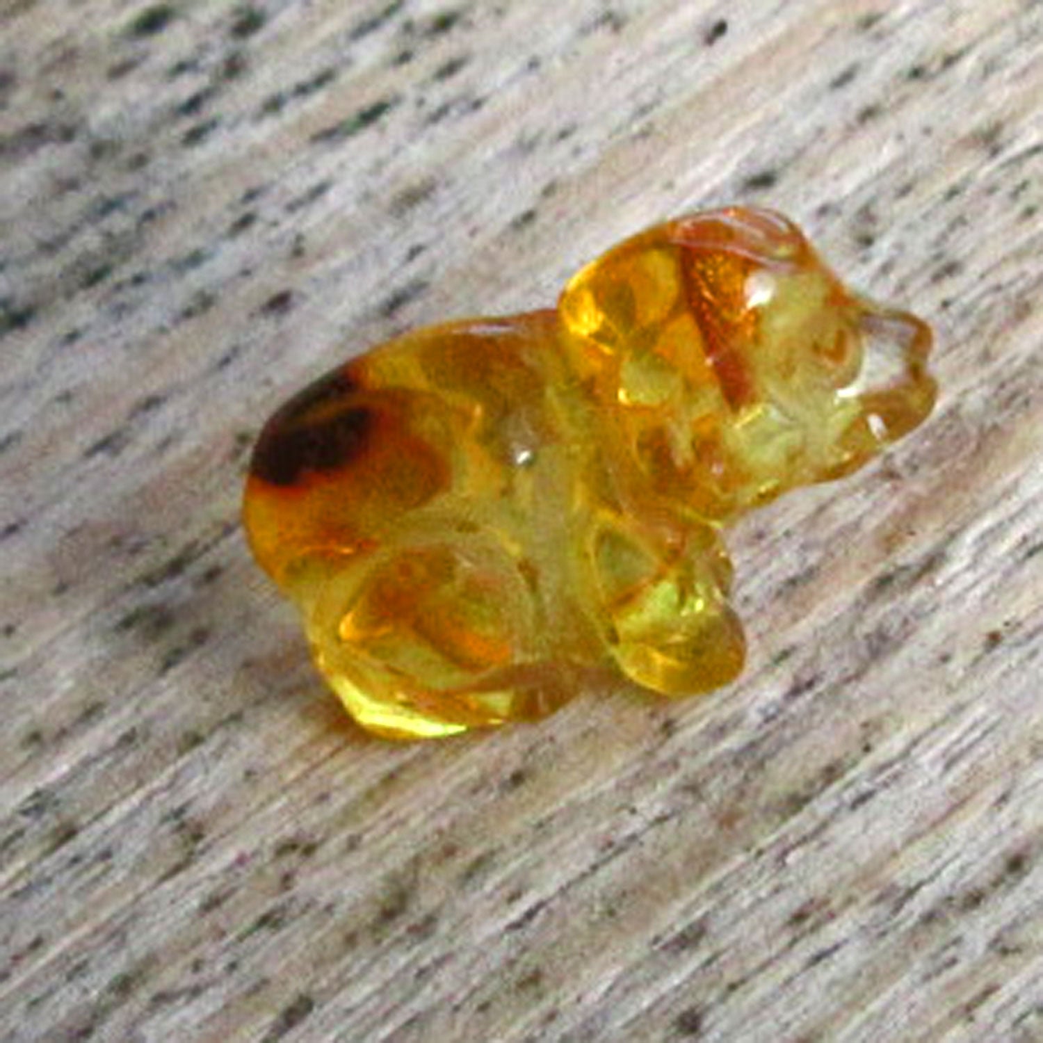 Welpe aus Bernstein – ein Unikat von der Ostsee-Insel Rügen