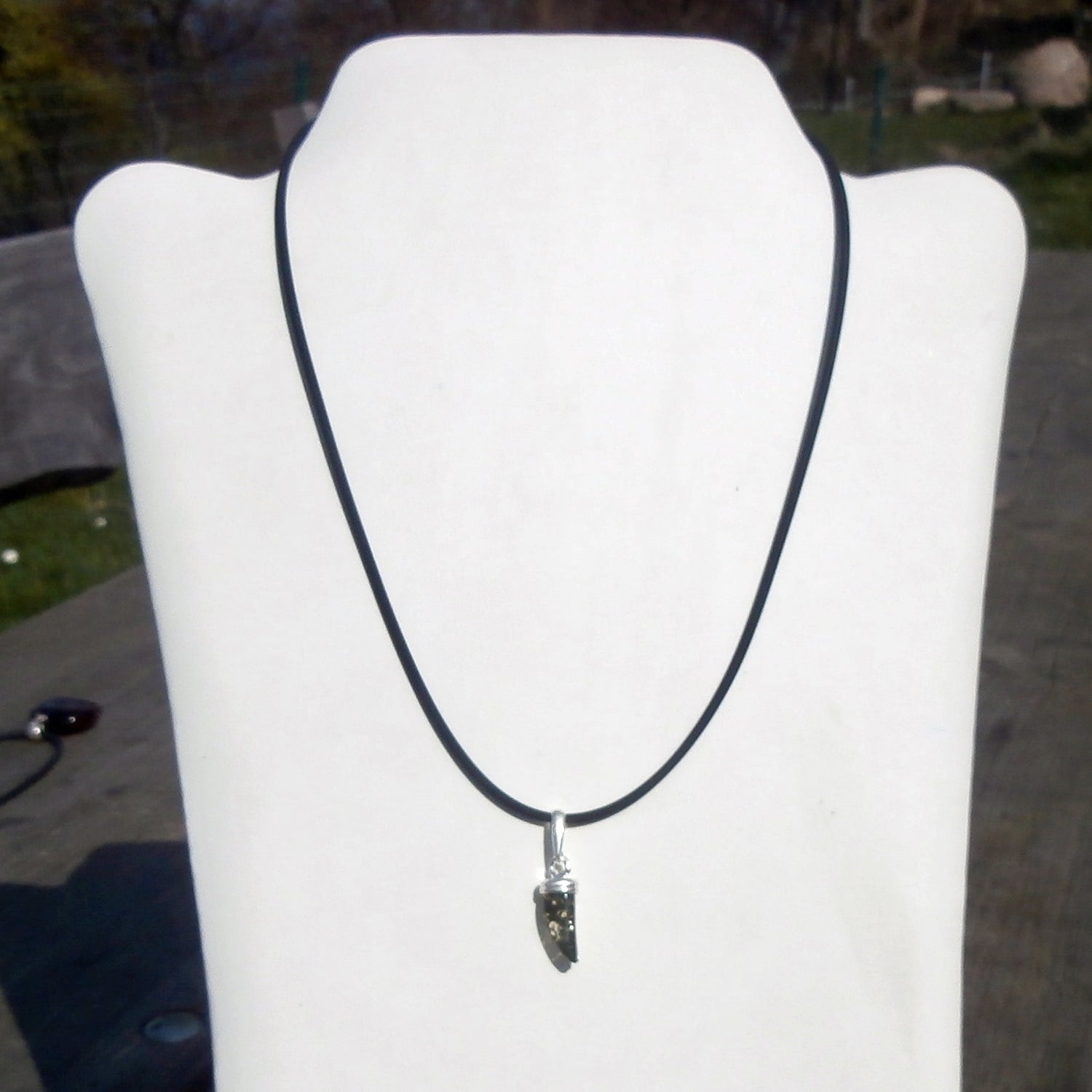 Zahn-Anhänger aus grünlichem Bernstein in Silber gefasst