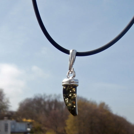 Zahn-Anhänger aus grünlichem Bernstein in Silber gefasst