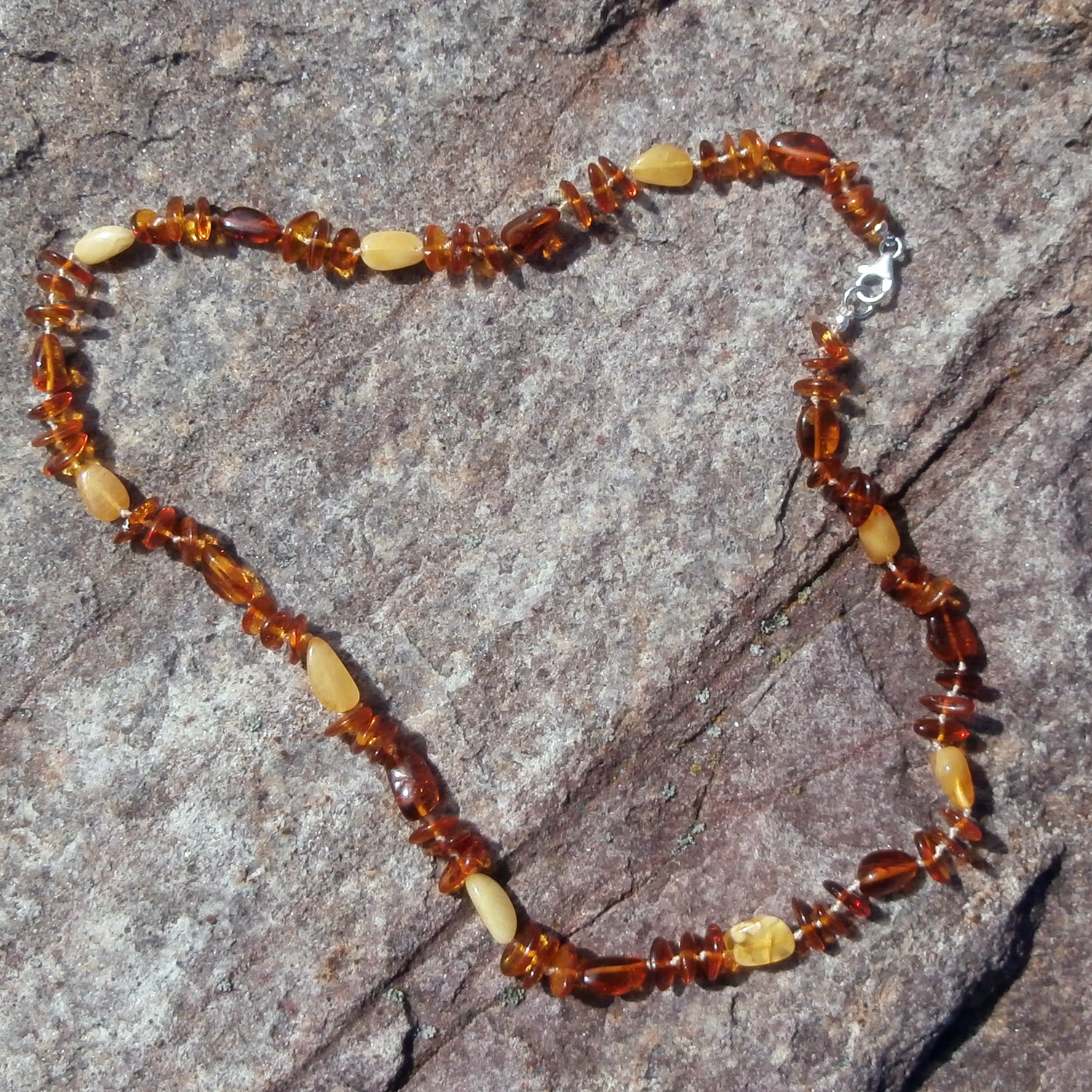 Lange Kette aus flachen und olivenförmigen Bernsteinen