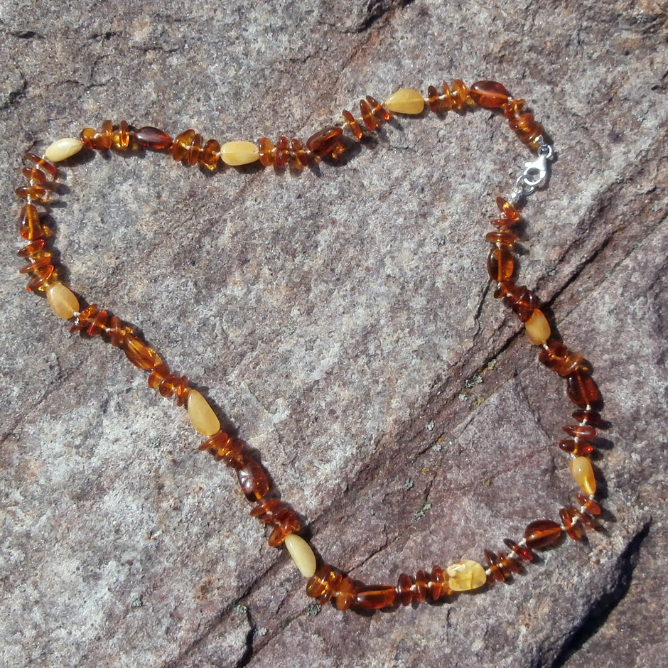 Lange Kette aus flachen und olivenförmigen Bernsteinen