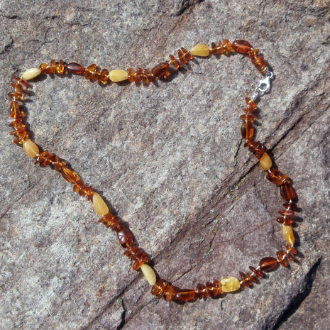 Lange Kette aus flachen und olivenförmigen Bernsteinen