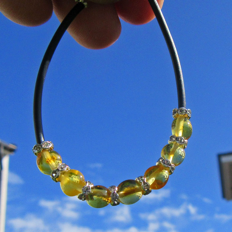 Elegantes Armband aus poliertem Bernstein mit Strassperlen