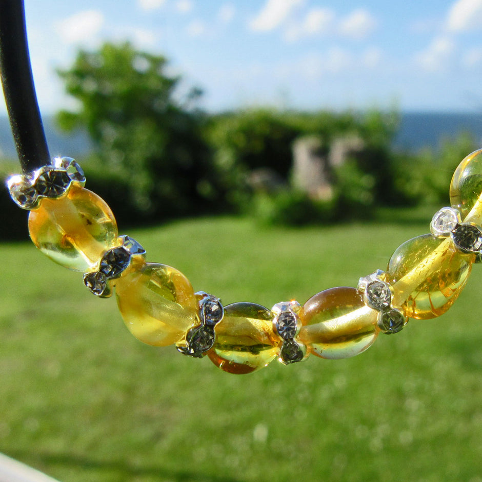 Elegantes Armband aus poliertem Bernstein mit Strassperlen