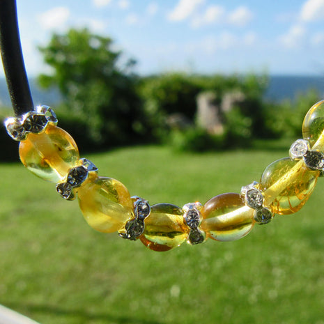 Elegantes Armband aus poliertem Bernstein mit Strassperlen