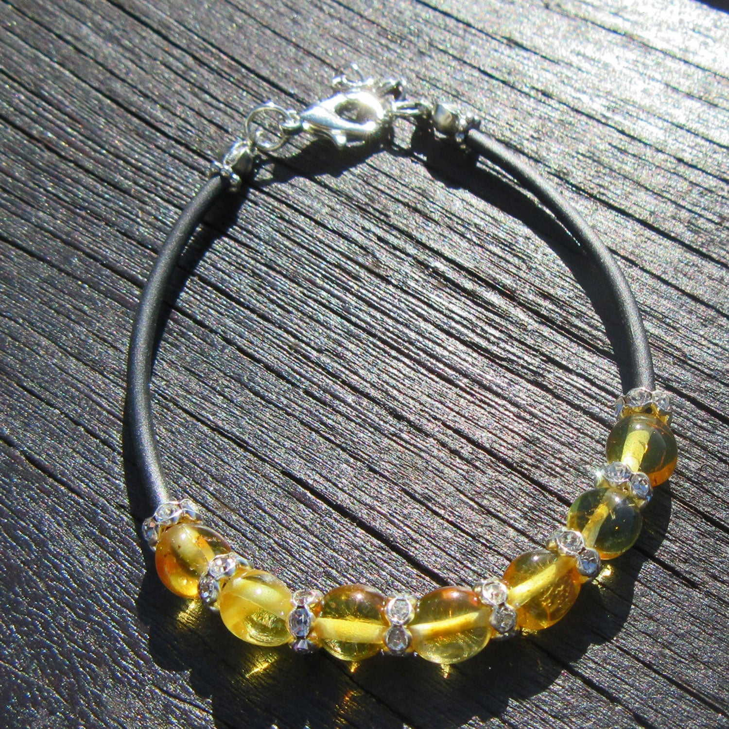 Elegantes Armband aus poliertem Bernstein mit Strassperlen