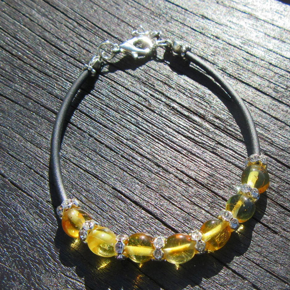 Elegantes Armband aus poliertem Bernstein mit Strassperlen