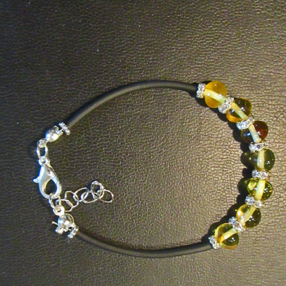 Elegantes Armband aus poliertem Bernstein mit Strassperlen