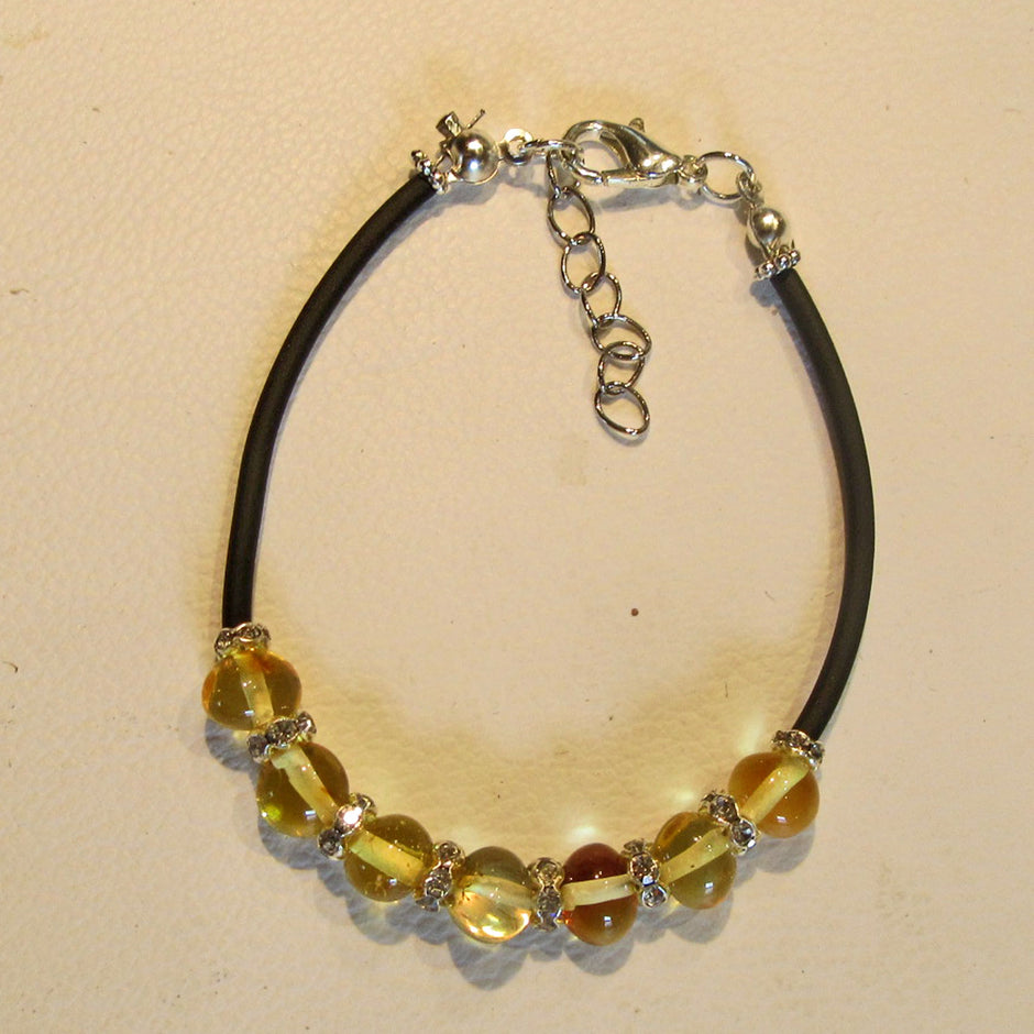 Elegantes Armband aus poliertem Bernstein mit Strassperlen