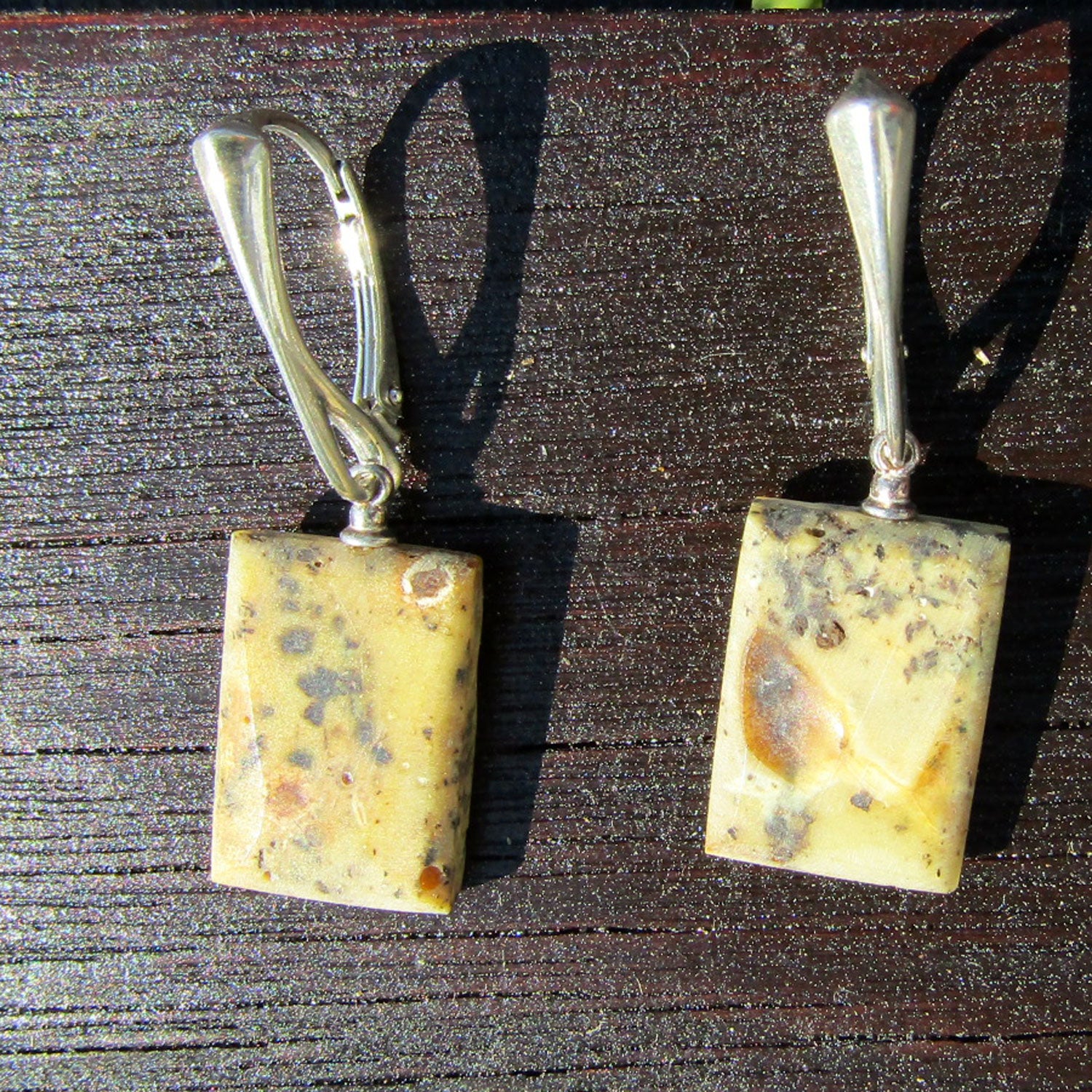 Rechteckige Ohrhänger aus unpoliertem Knochenbernstein