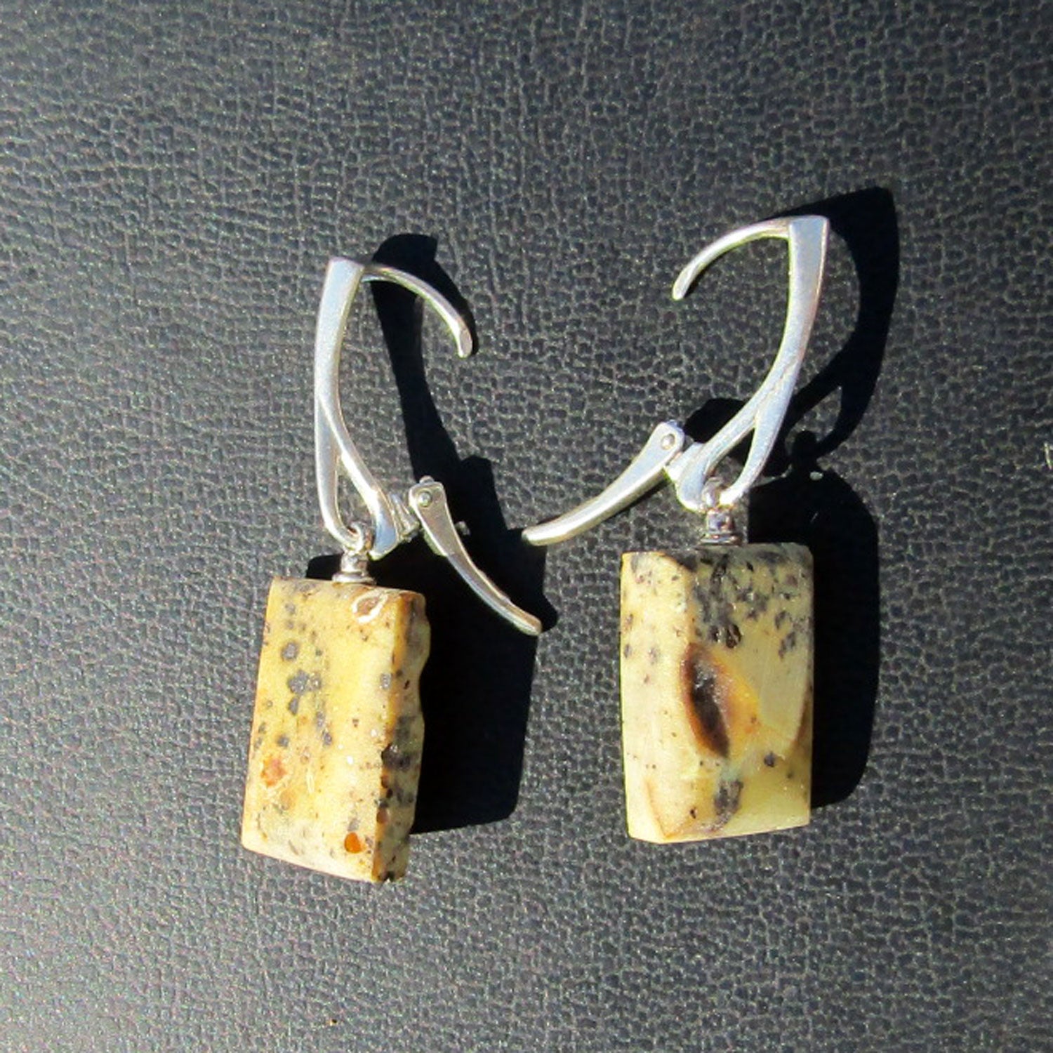 Rechteckige Ohrhänger aus unpoliertem Knochenbernstein