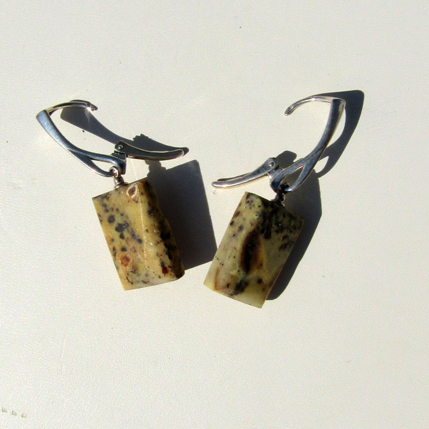 Rechteckige Ohrhänger aus unpoliertem Knochenbernstein