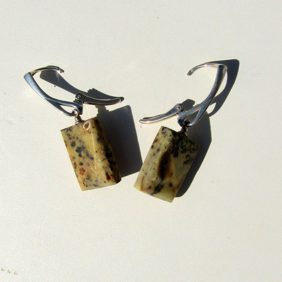 Rechteckige Ohrhänger aus unpoliertem Knochenbernstein