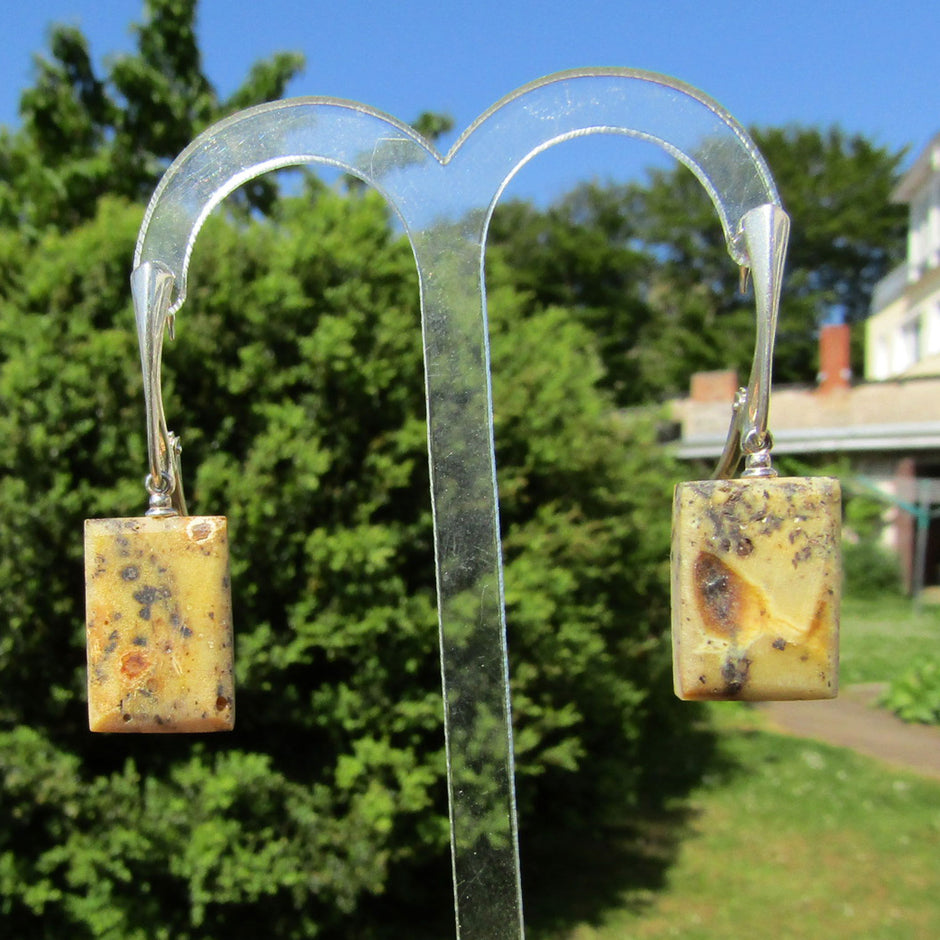 Rechteckige Ohrhänger aus unpoliertem Knochenbernstein