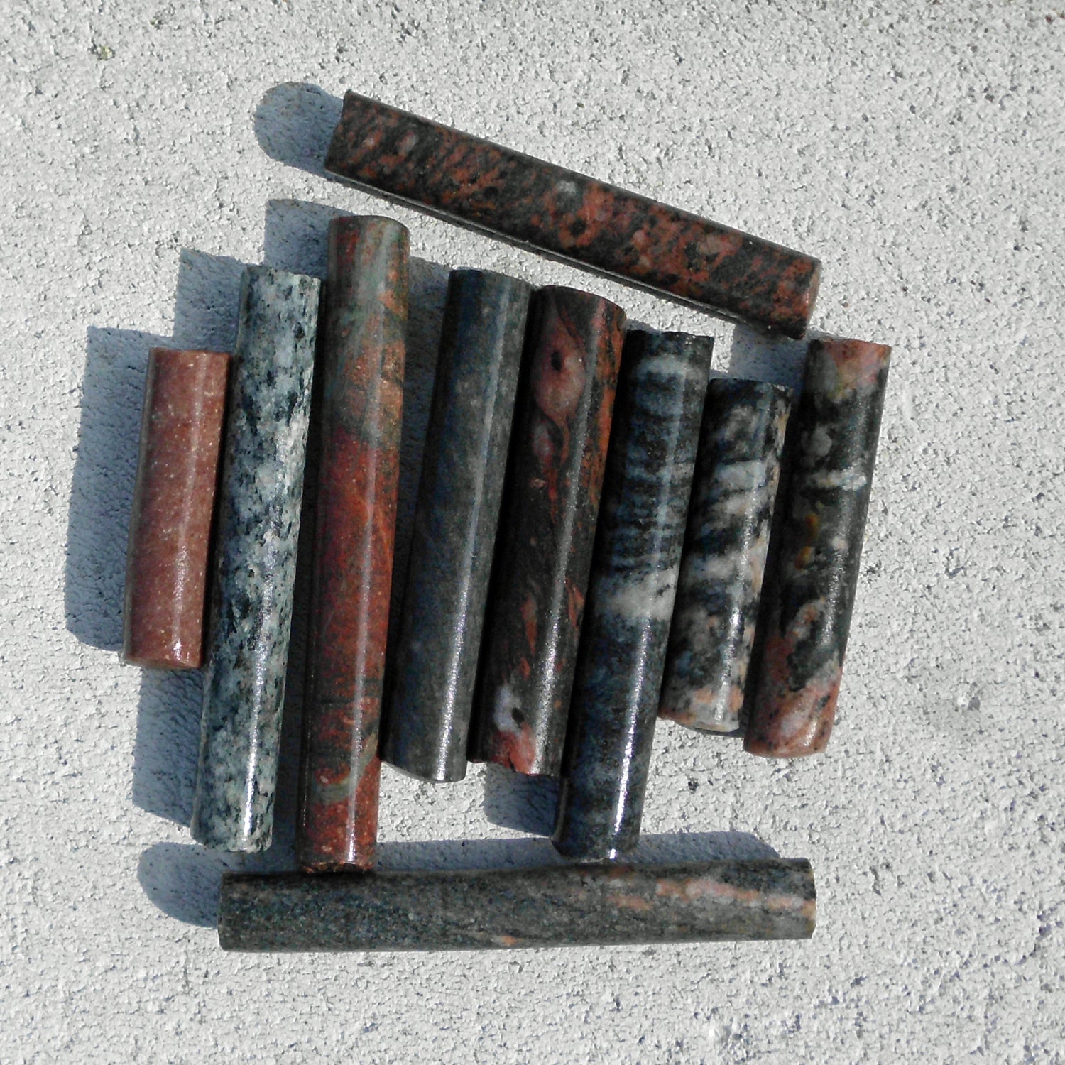 10 Bohrkerne aus Granit, Porphyr, Gneis und Basalt