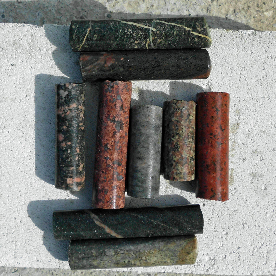 10 Bohrkerne aus verschiedenen Steinen, Unikat