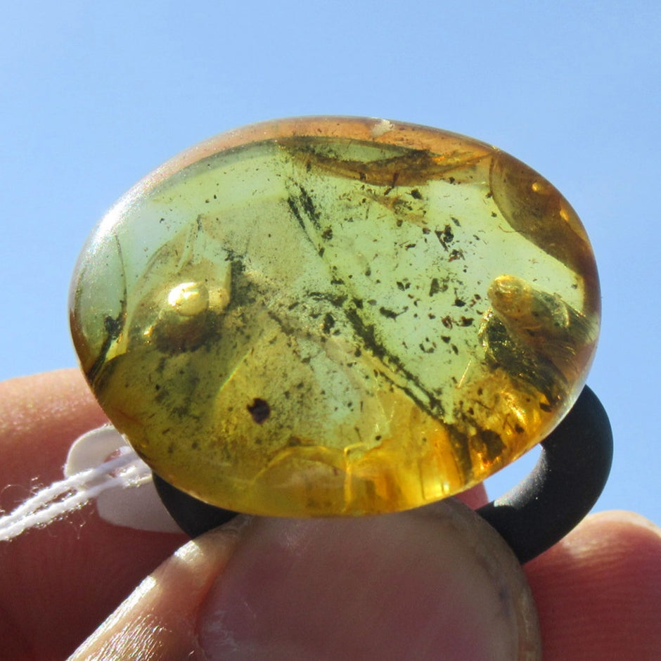 Sonnengelber Bernsteinring am Kautschuk, Unikat