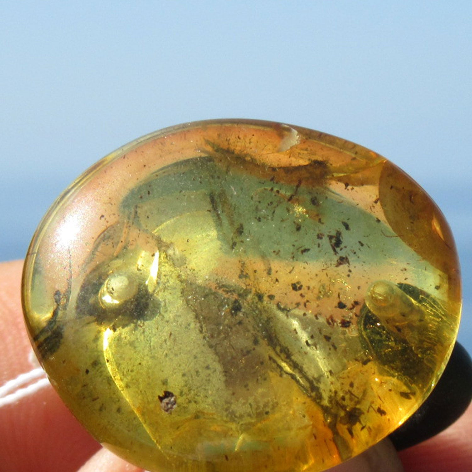 Sonnengelber Bernsteinring am Kautschuk, Unikat