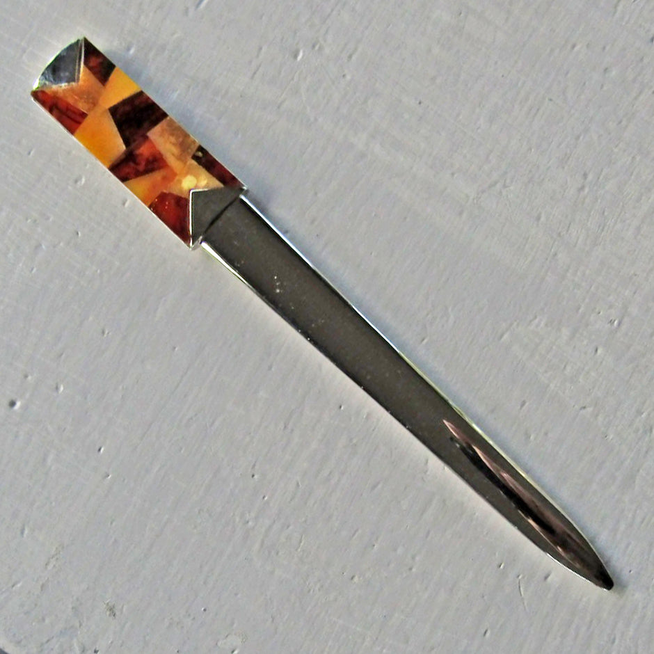 Eleganter Brieföffner mit polierten Bernsteinintarsien