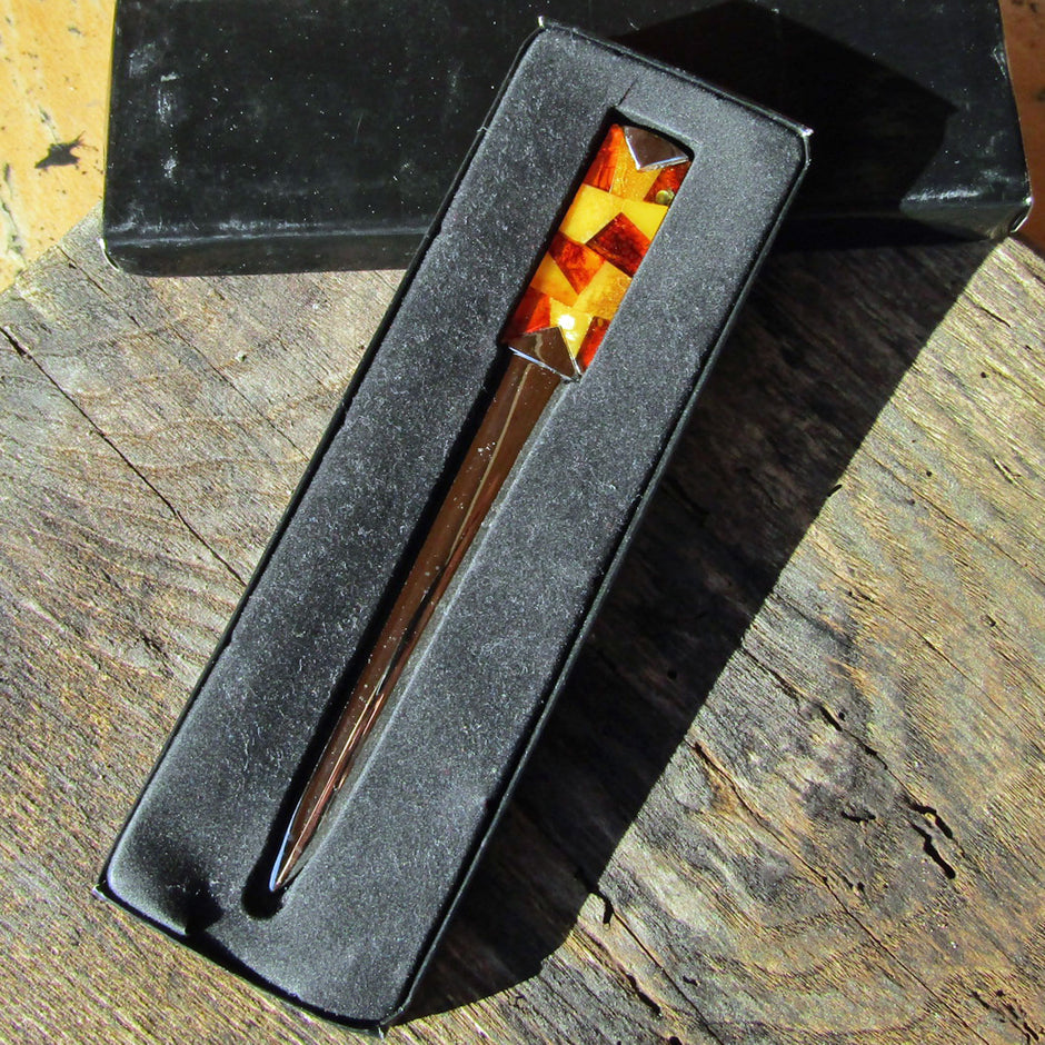 Eleganter Brieföffner mit polierten Bernsteinintarsien