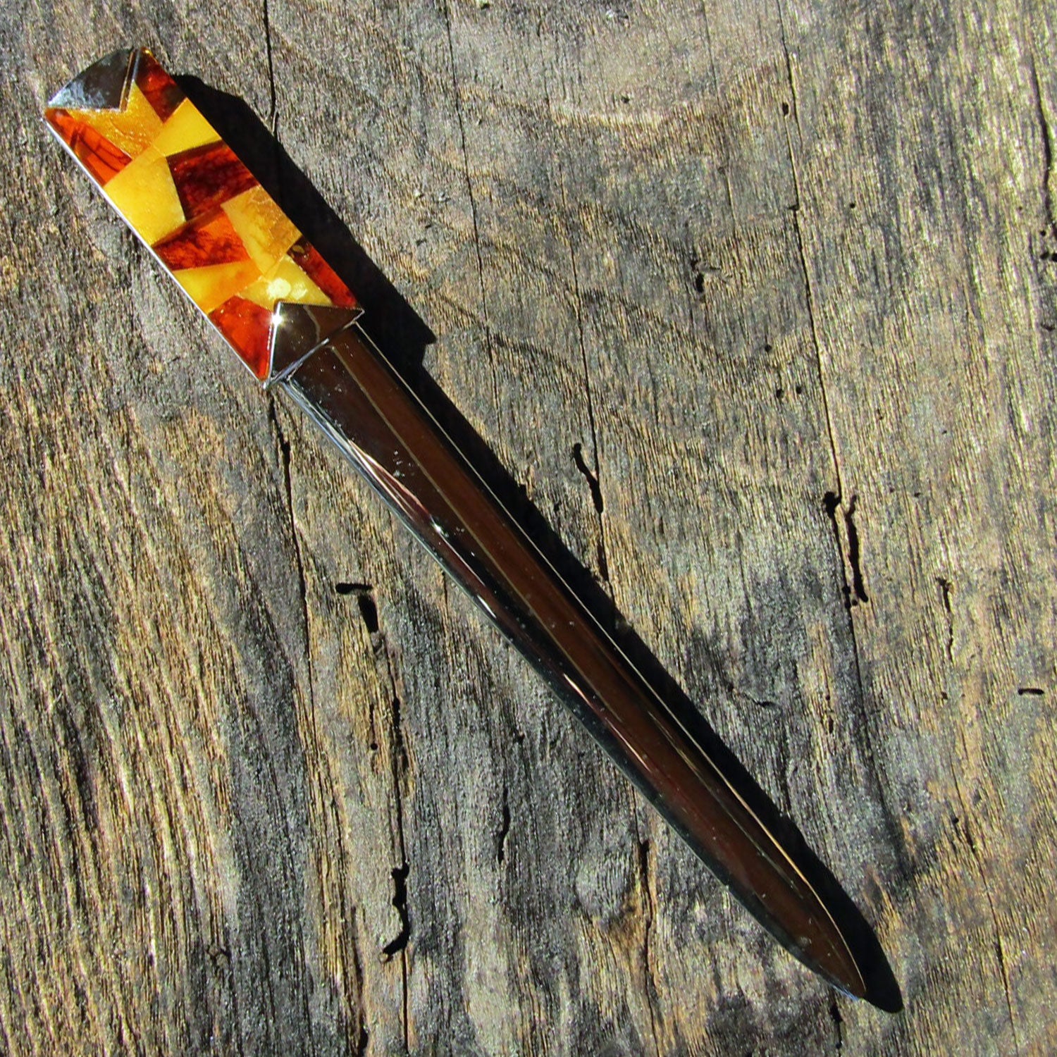 Eleganter Brieföffner mit polierten Bernsteinintarsien