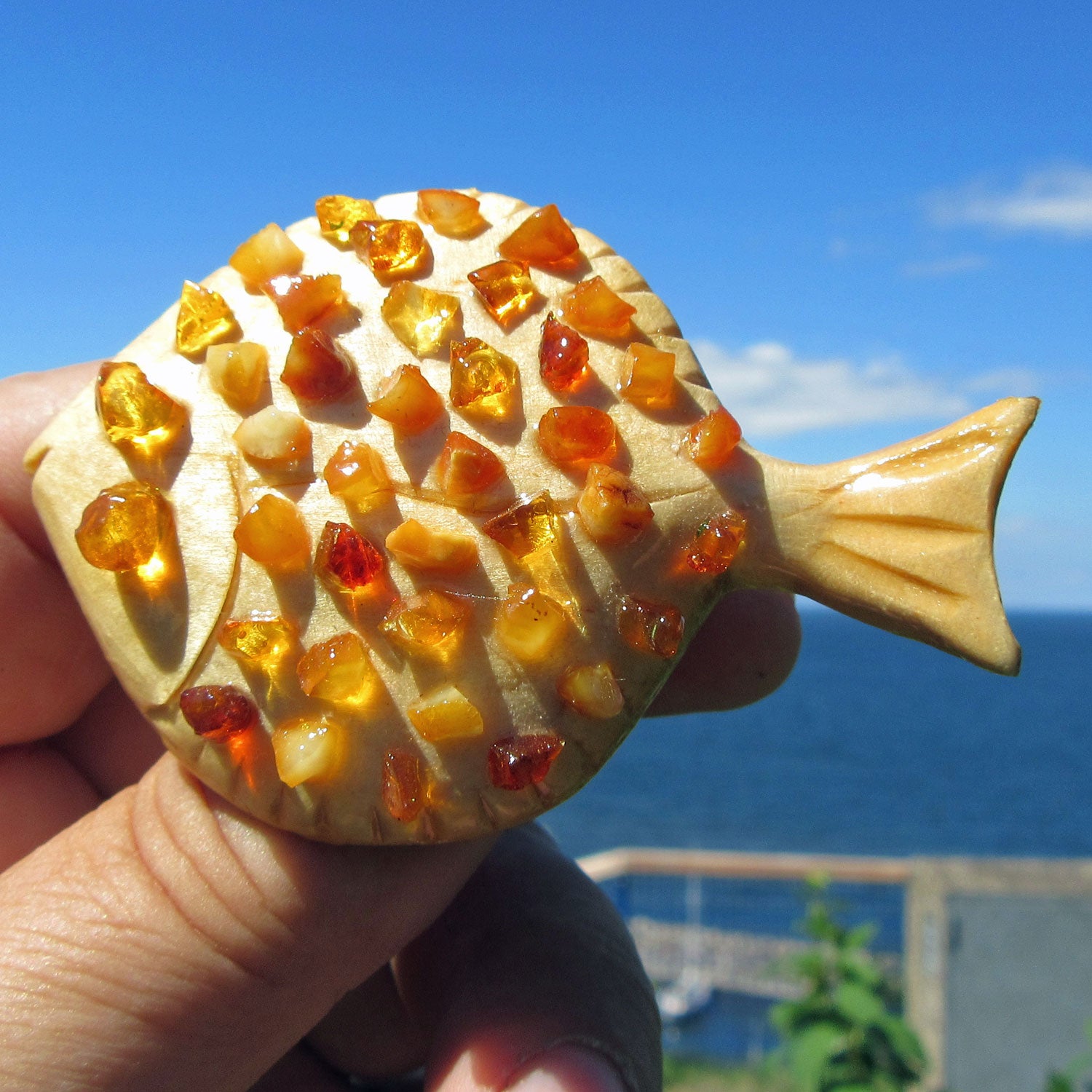 Einzelstück: Brosche aus Holz und Bernstein als Steinbutt