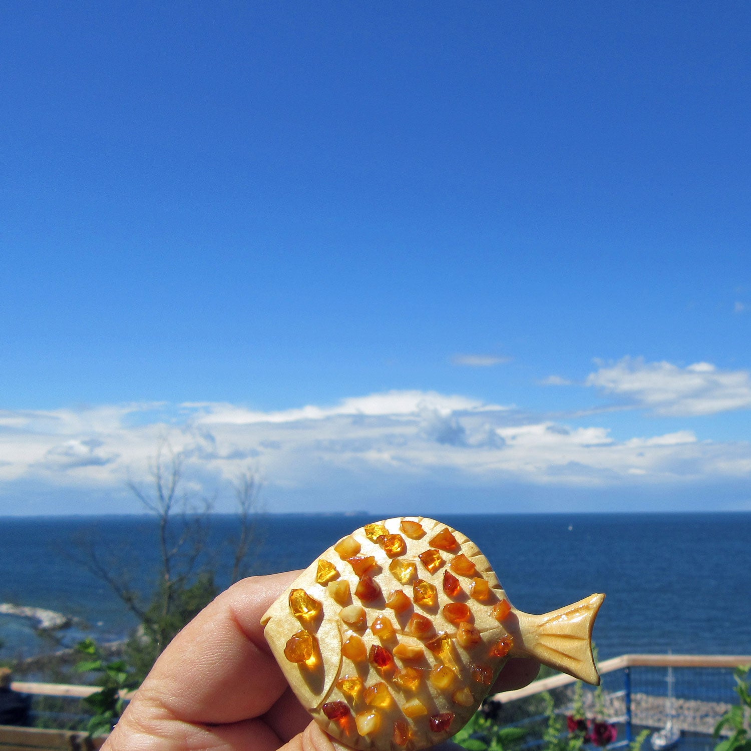 Einzelstück: Brosche aus Holz und Bernstein als Steinbutt