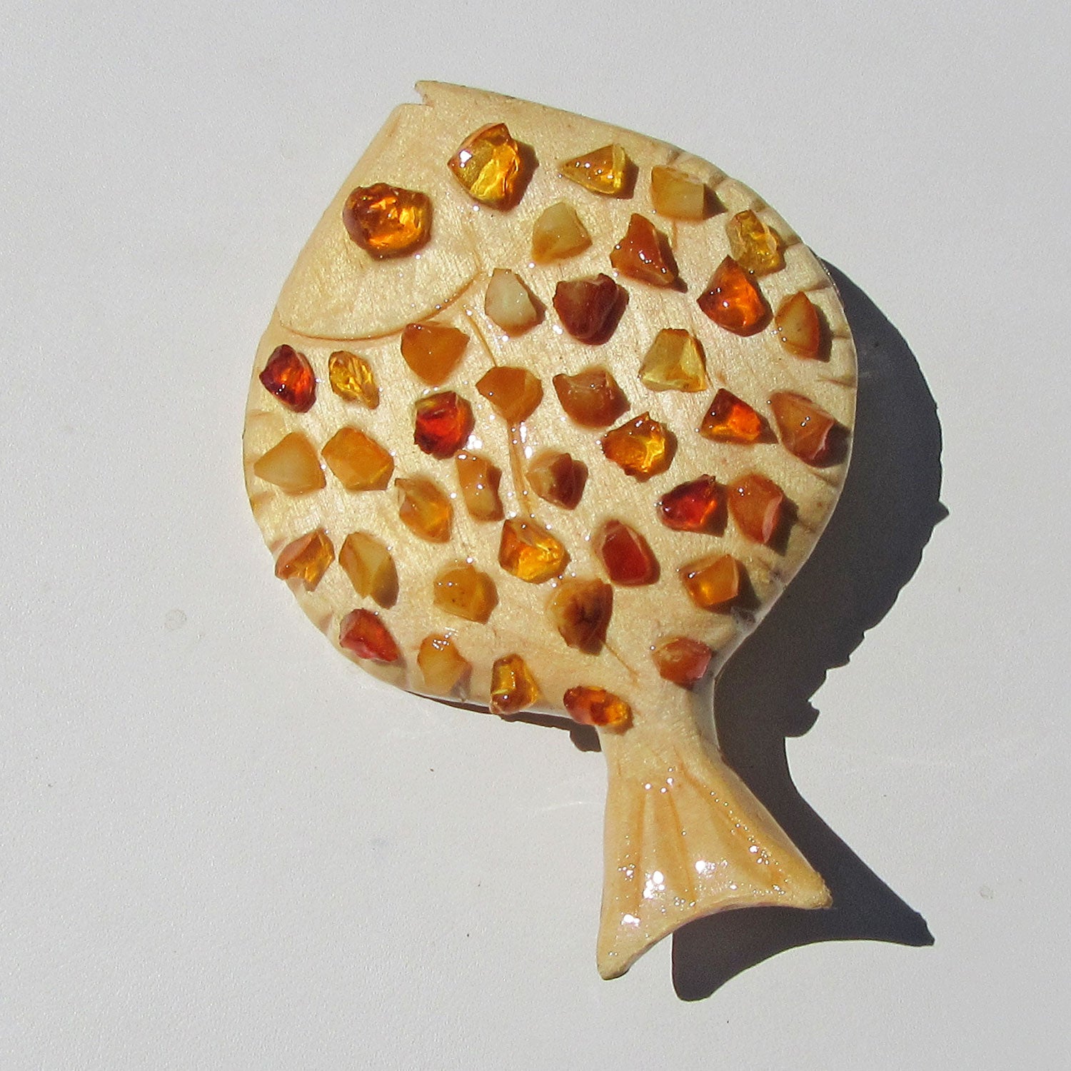 Einzelstück: Brosche aus Holz und Bernstein als Steinbutt