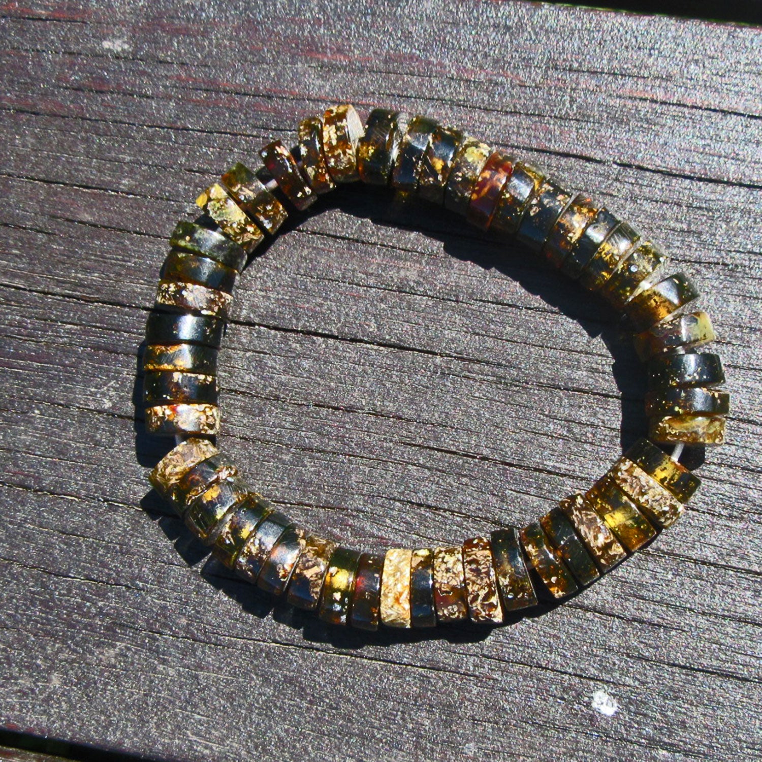 Bernsteinarmband aus dunklen, polierten Bernsteinscheiben