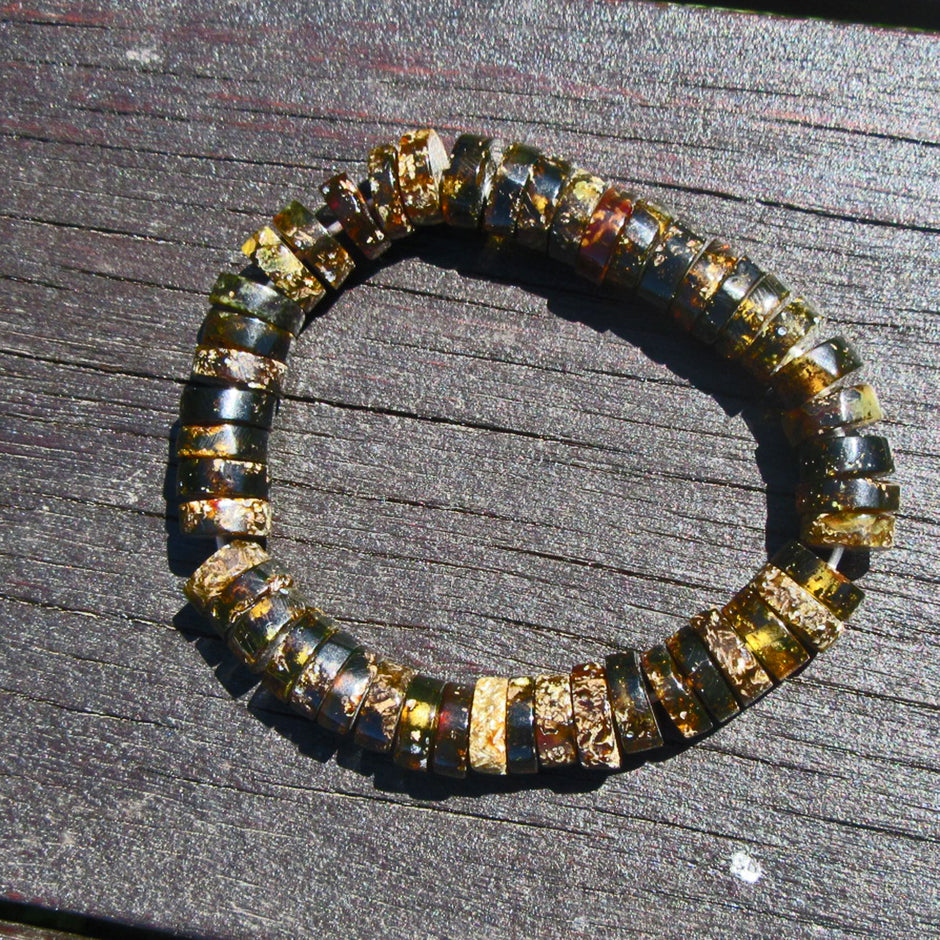 Bernsteinarmband aus dunklen, polierten Bernsteinscheiben
