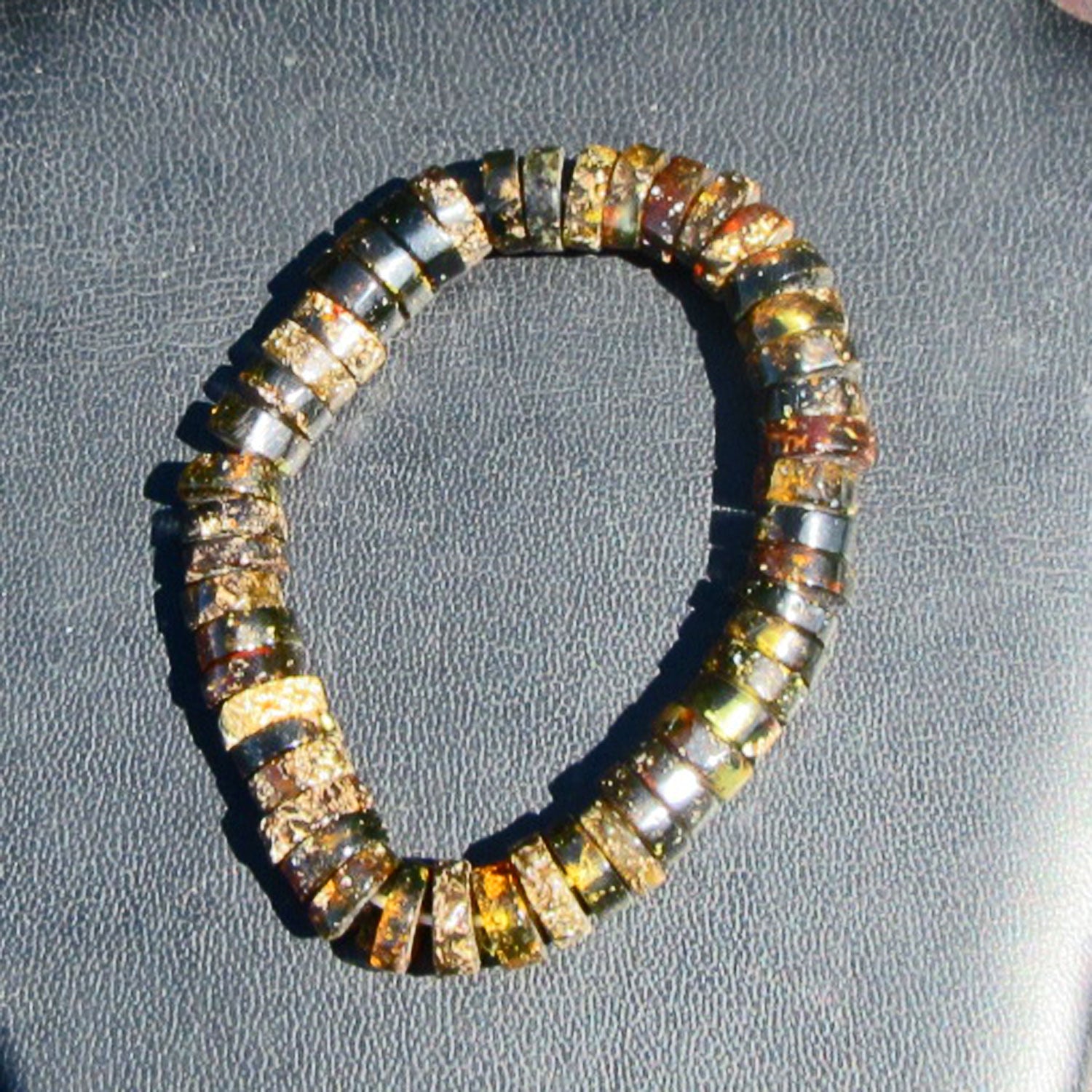 Bernsteinarmband aus dunklen, polierten Bernsteinscheiben