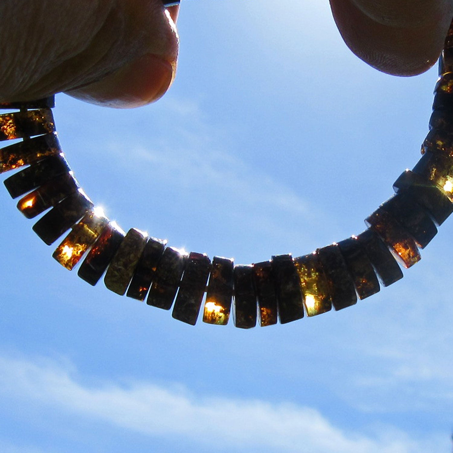 Bernsteinarmband aus dunklen, polierten Bernsteinscheiben