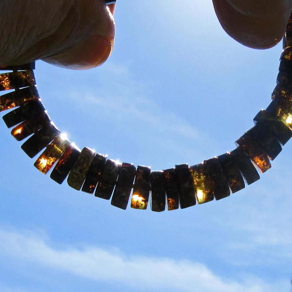 Bernsteinarmband aus dunklen, polierten Bernsteinscheiben