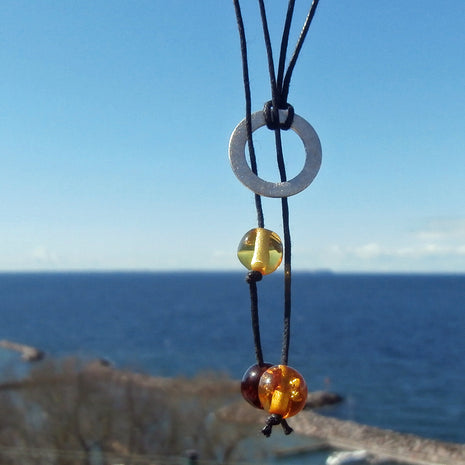Raffiniertes Baumwollcollier mit Bernsteinperlen und Silberring